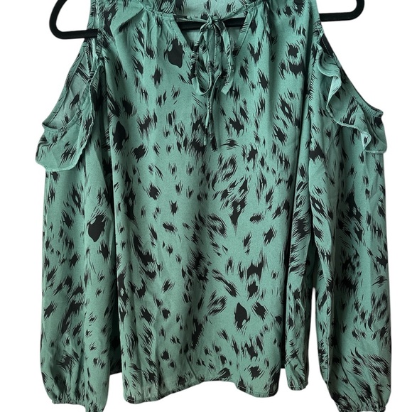 Green Cold Shoulder Lightweight Long Sleeves Medium Top Brand New - Picture 1 of 5